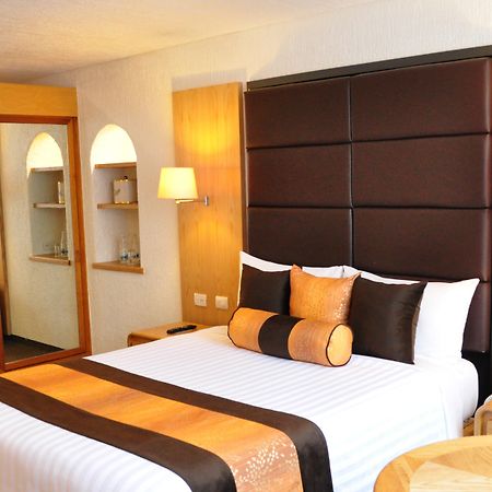 Royal Pedregal Hotel Kota Meksiko Bagian luar foto A bedroom at the hotel